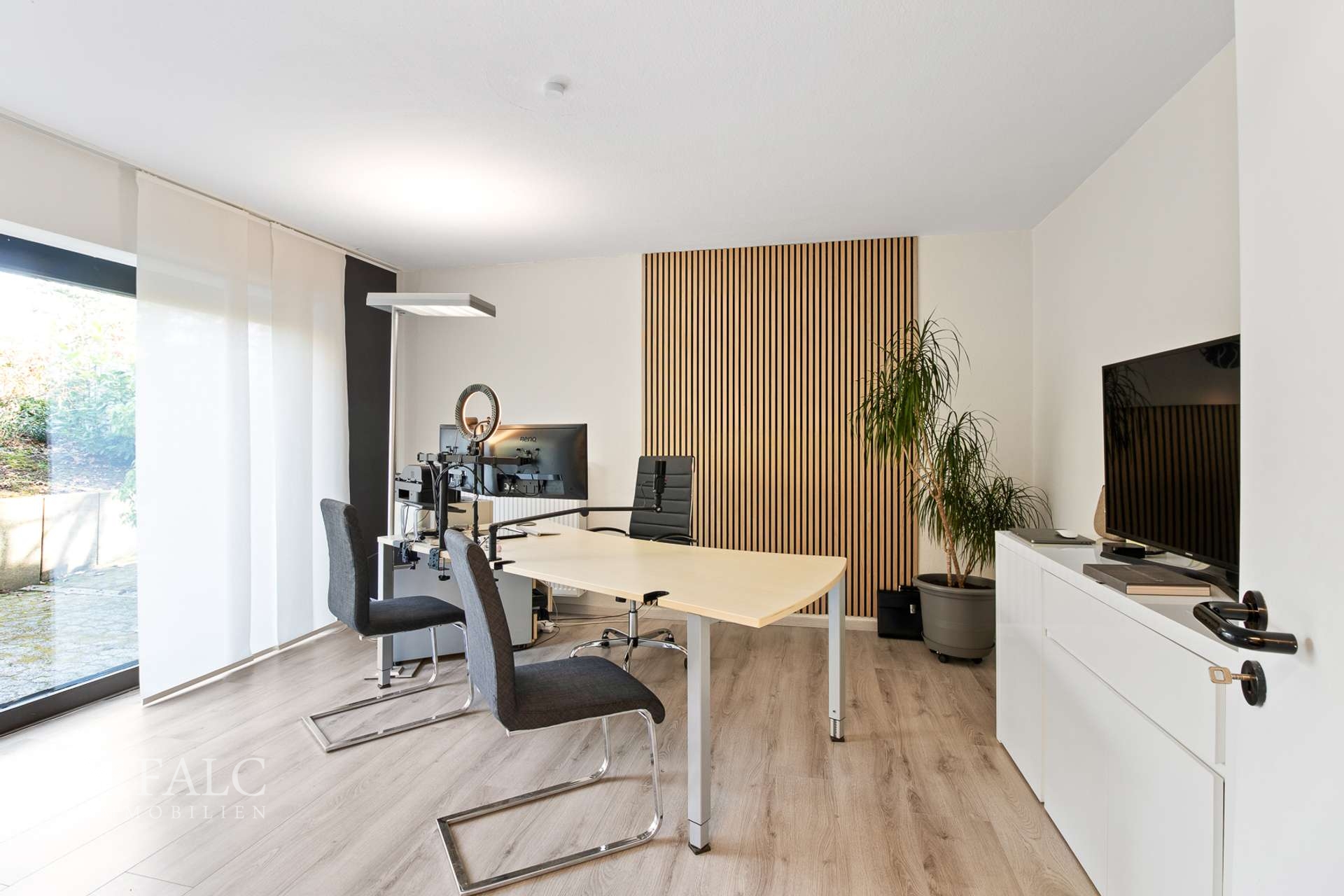 Modernes Büro im UG